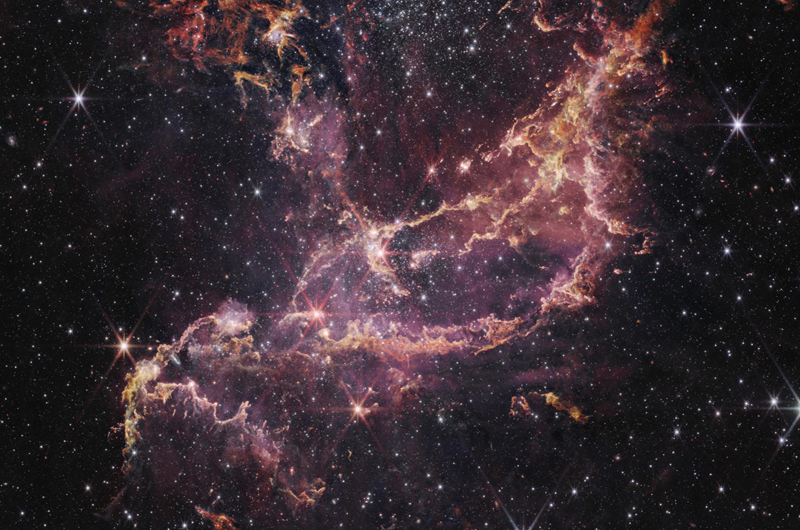 Telescopio Webb descubre polvo estelar en una región cercana a la Vía Láctea