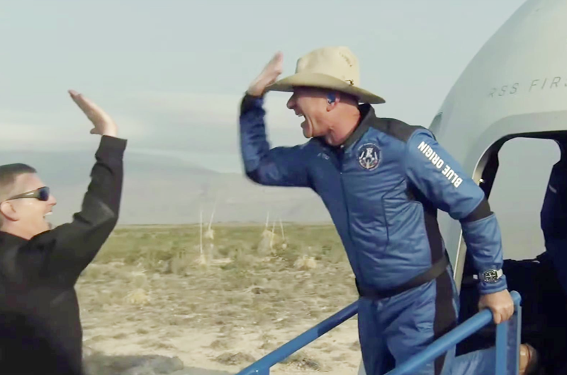 Jeff Bezos vuelve a tierra tras alcanzar el espacio en cohete de Blue Origin