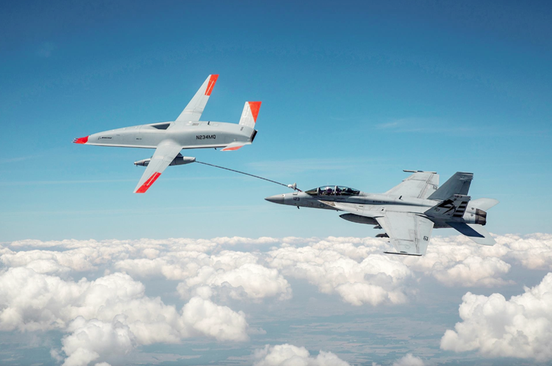Dron abastece de combustible un avión militar en pleno vuelo por primera vez