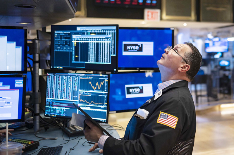 Palantir sube un 32 % en Wall Street tras reportar su primer año rentable gracias a la IA
