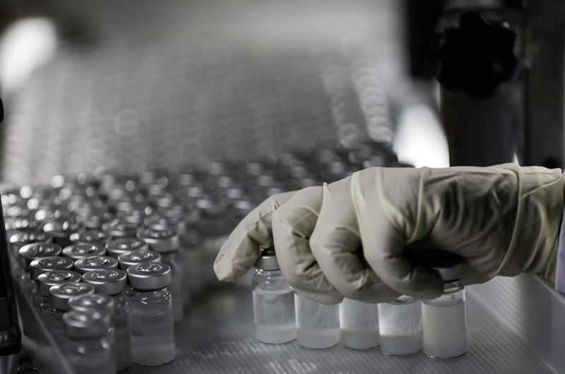 Las farmacéuticas incumplieron el compromiso de producción de vacunas, según un informe