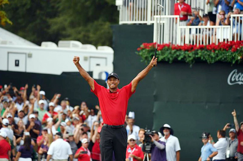 Tiger Woods está de regreso como campeón y lo corea la multitud