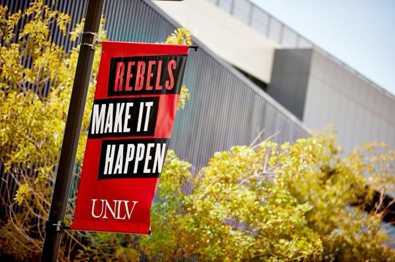 Buscan mejores condiciones asistentes graduados de UNLV