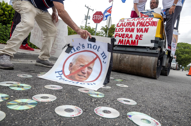 Exiliados cubanos en Miami pasan una aplanadora sobre discos de Laura Pausini