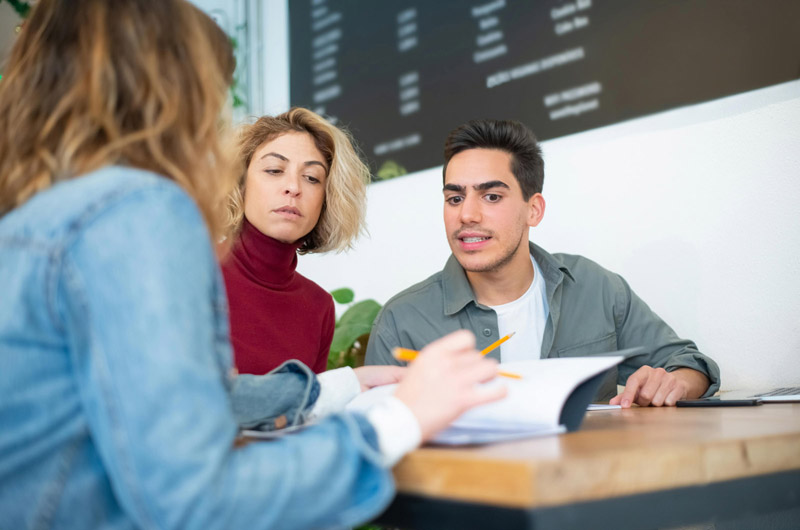 Las pequeñas empresas propiedad de latinos e hispanos son más optimistas sobre las perspectivas económicas para 2025