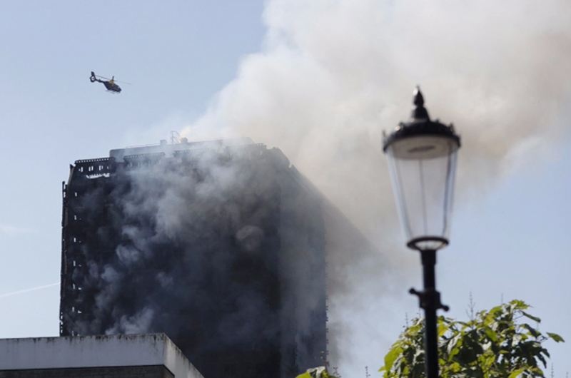 Aumenta a 12 el número de muertos por incendio en Londres