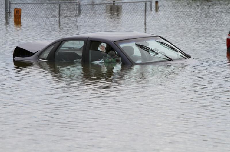 No compre autos “inundados”... pudieran provenir de Texas y Florida