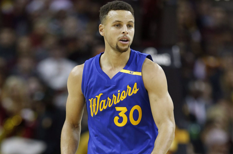 Triplete de Curry da cardíaca victoria a Warriors ante Mavericks en NBA