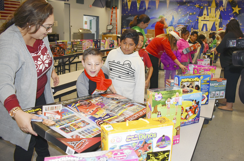 Entregaron 600 juguetes a niños de la Whitney Elementary School