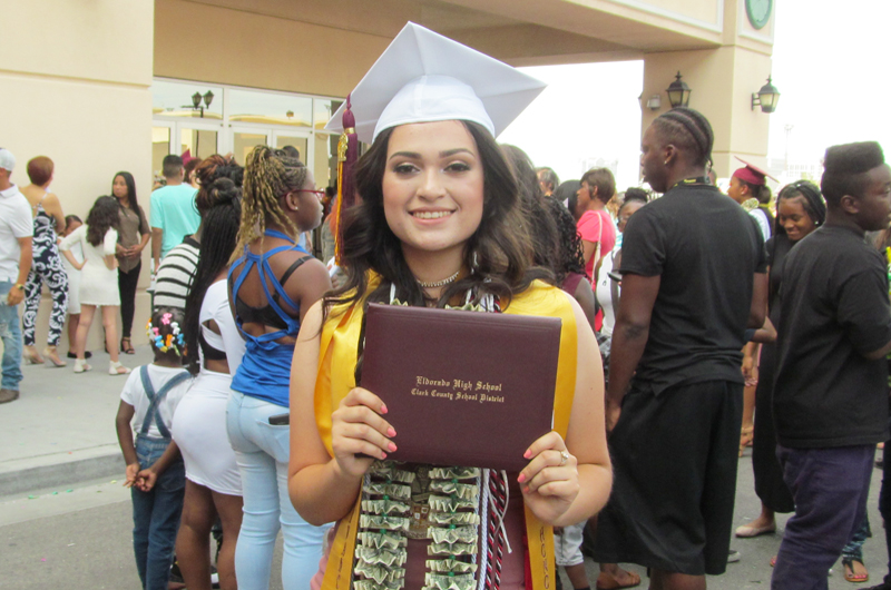 Rumbo a la Universidad: Se graduó con honores Lizeth Durán