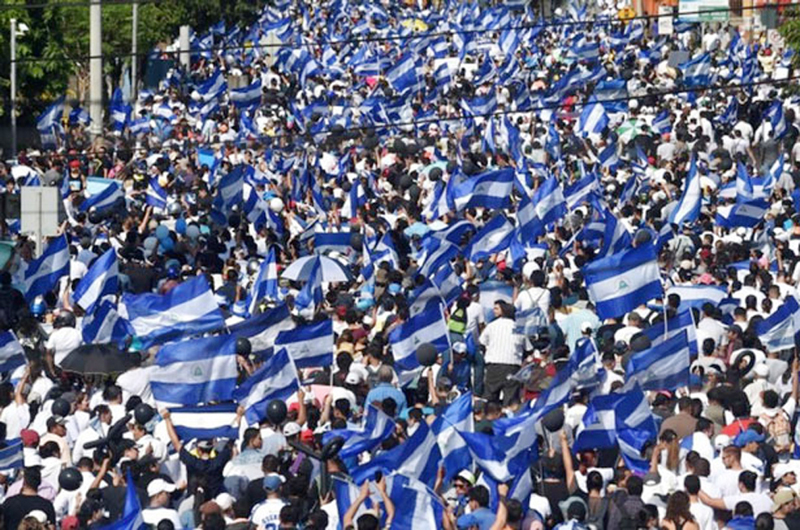 Nicaragüenses responden a la represión con masiva marcha pacífica