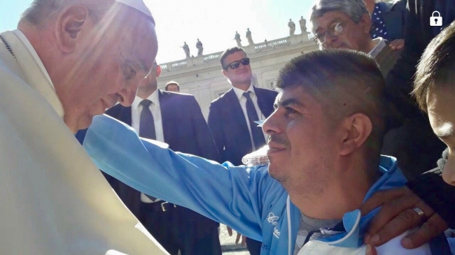 Papa Francisco cumple promesa a recolector de basura argentino