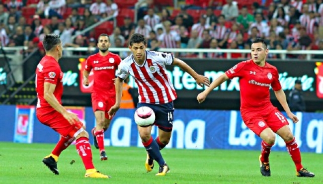 Chivas inicia defensa del título con empate frente a Toluca