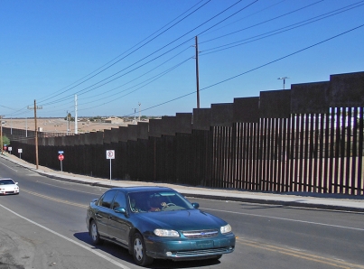 EUA inicia construcción de ocho prototipos del muro en San Diego