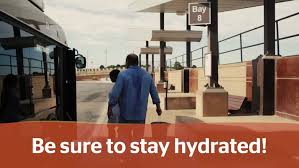 Ayuda RTC a enfrentar el calor: Regala agua y ofrece tips en diferentes paradas