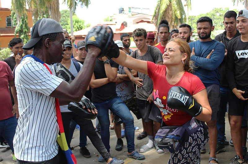 Un boxeador cubano lleva “golpes” de unidad a migrantes en el sur de México