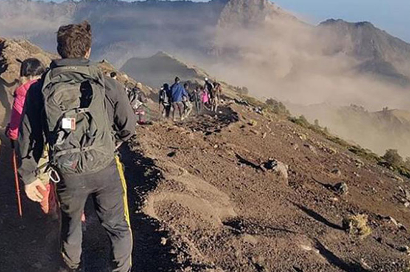 Más de 500 turistas atrapados cerca de volcán tras sismo en Indonesia